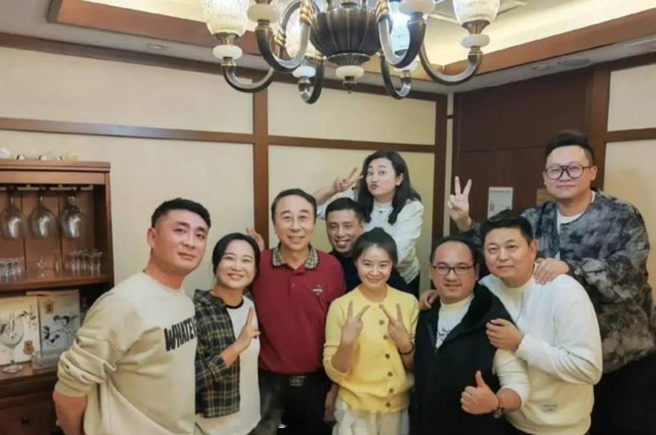 贾玲为67岁冯巩庆生  玲姐和冯老师的师徒感情真好🎂 