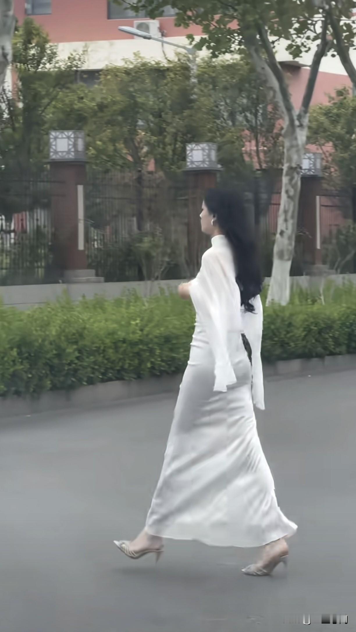 女为悦己者容，一点都不假，这很现实，也不矫情。
 
但凡面容和身材保养得不错的女