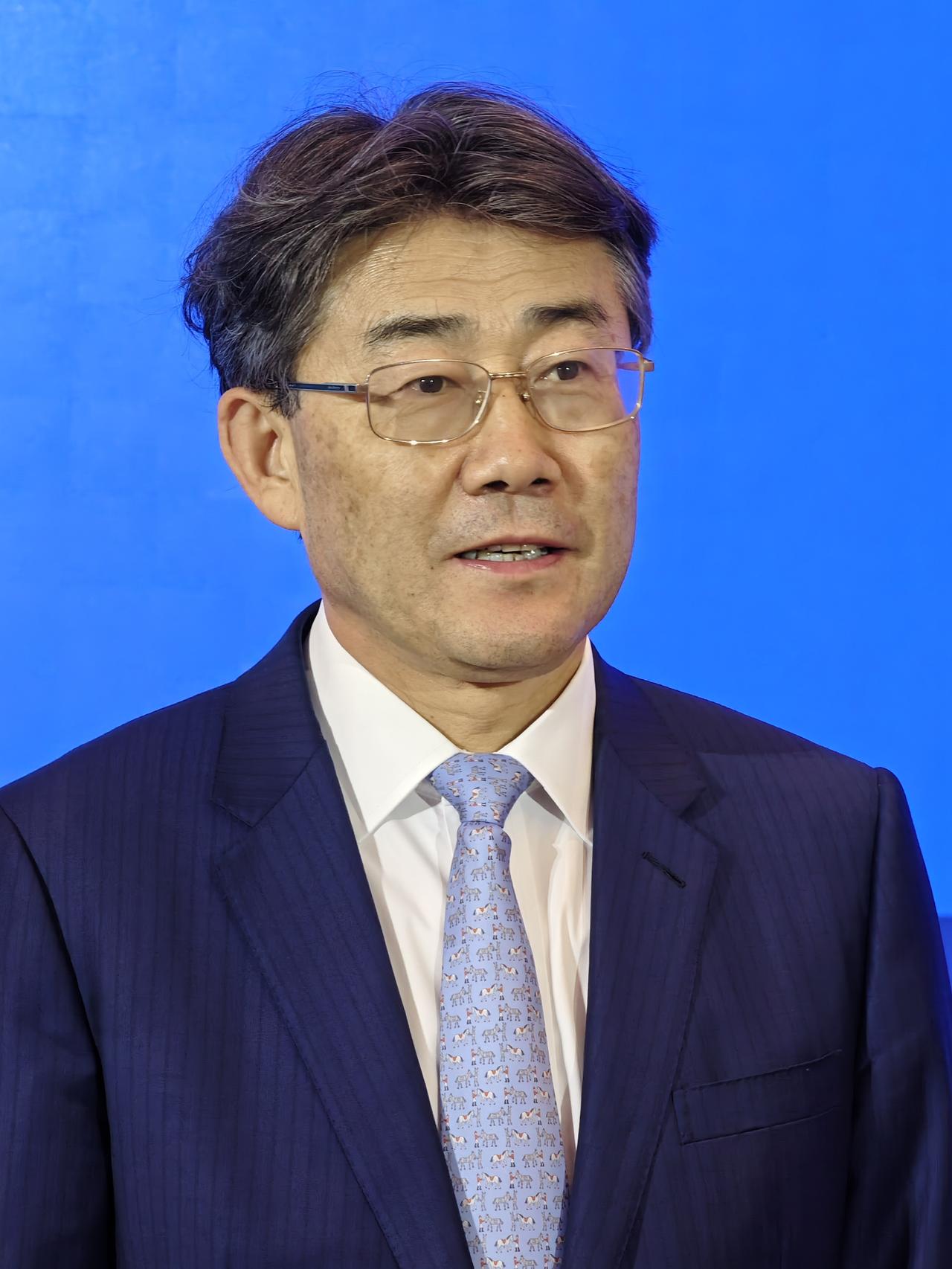 高福在国内学术界可是响当当的人物。他身兼多职，是中科院院士，还拥有美国国家科学院