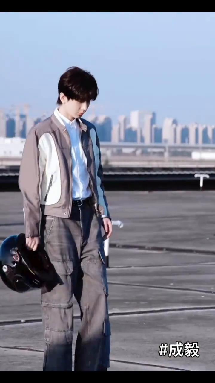 成毅。