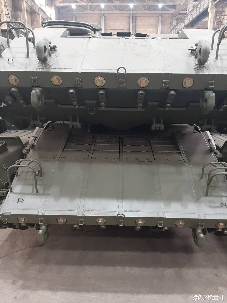 船新的T80BVM主战坦克车体。 