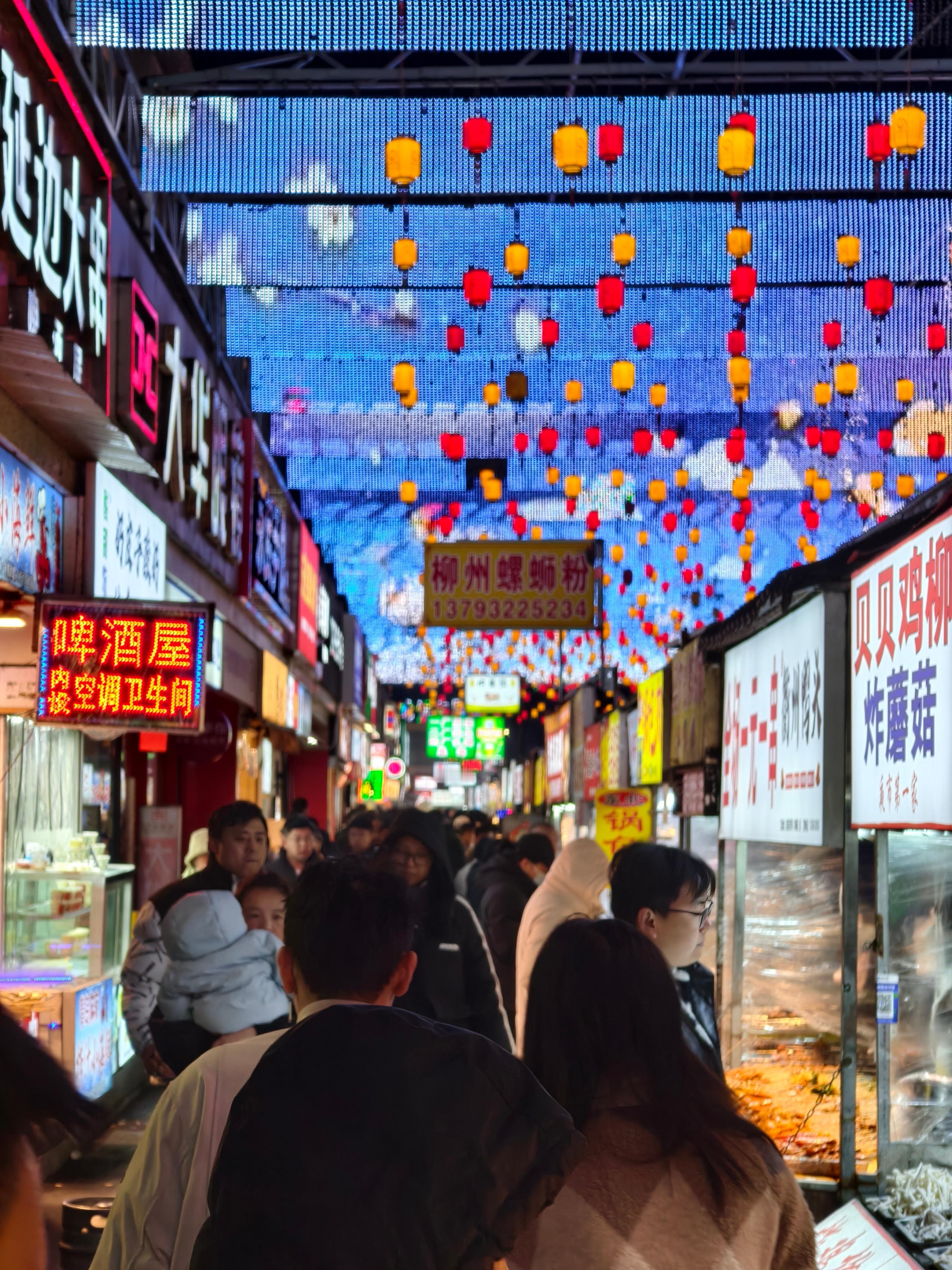 很久没来吕家庄夜市，常吃的那家鸡蛋灌饼，找不到了。整个炸串卷饼。 青岛·吕家庄夜
