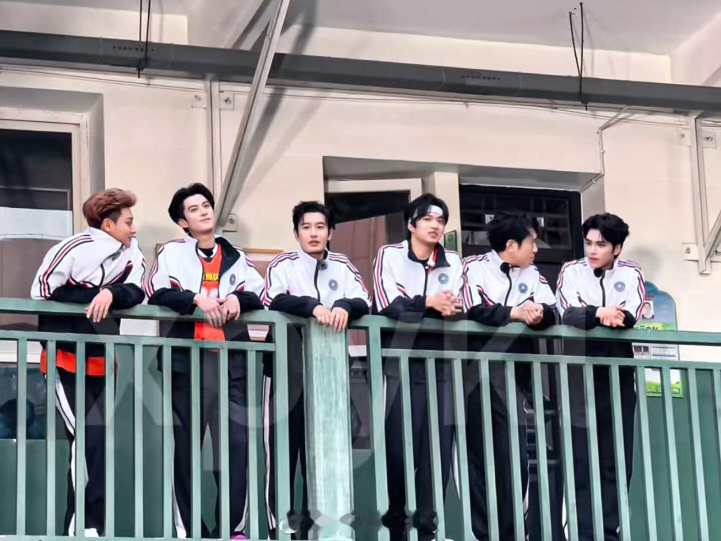 宇宙闪烁团校服合照 我们宇宙闪烁团真的好有少年感～各位学长都帅的很权威！ 