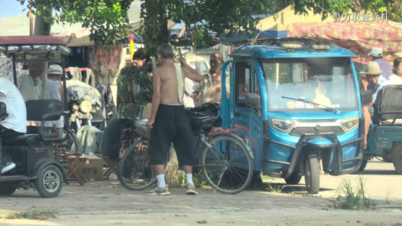 “太黑心了！”山东聊城，警方查获了一批非法经营的烟丝，里面混着鸡鸭粪便就敢在大集