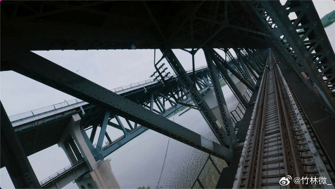 隐身的名字藏着哈尔滨实景隐身的名字没想到是在尔滨拍的！宿舍楼、铁架桥全是童年回忆