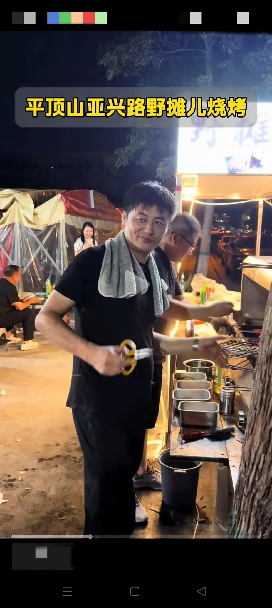 平顶山烧烤师傅，因酷似张雪峰老师在网上爆火。张老师的铁粉纷纷不远千里汇集烧烤摊，