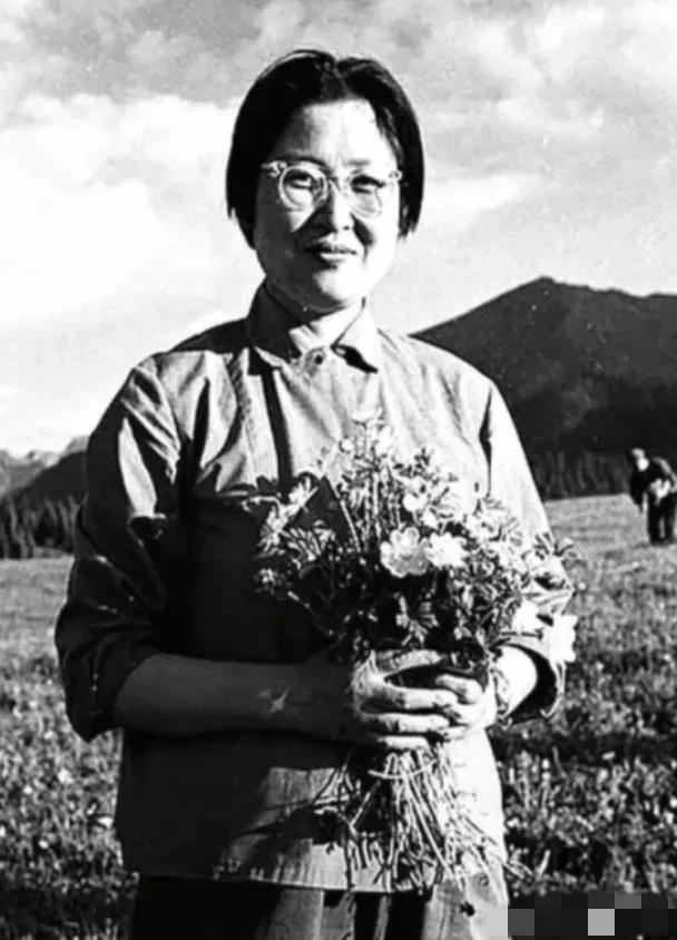 1970年，李敏被安排到河南遂平的农场接受“再教育”，毛主席知道后，只跟她说了一