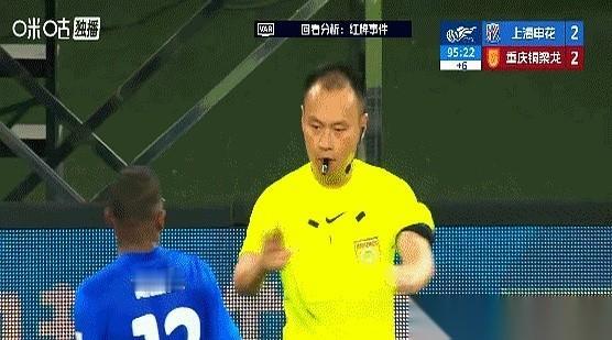就这么一下，一记反手，啪！
直接把自己给扇下场了。
红牌，没得商量。
你说他冤不