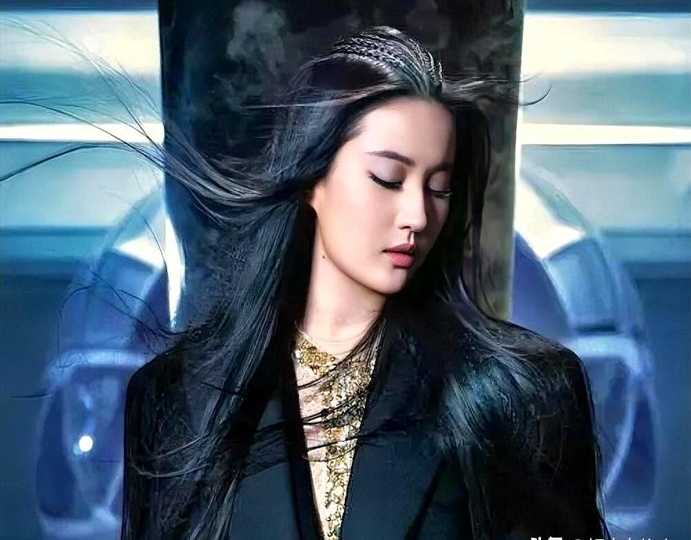 刘亦菲这活法，简直是给所有内卷人的一剂解药。

她总说别老想着迎合别人，守住自己