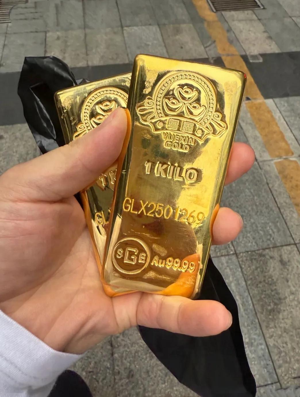 事实证明，
黄金真不能随便买！
昨天金价1026，
我老公看黄金真能挣钱，然而自