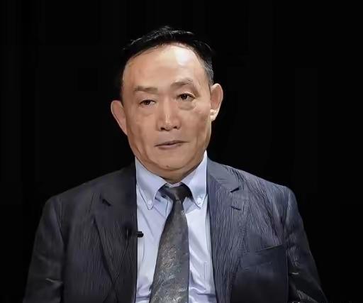 见过两头下注的，没见过把软肋全递给对手，自己还在国内发号施令的。
卢麒元先生点破