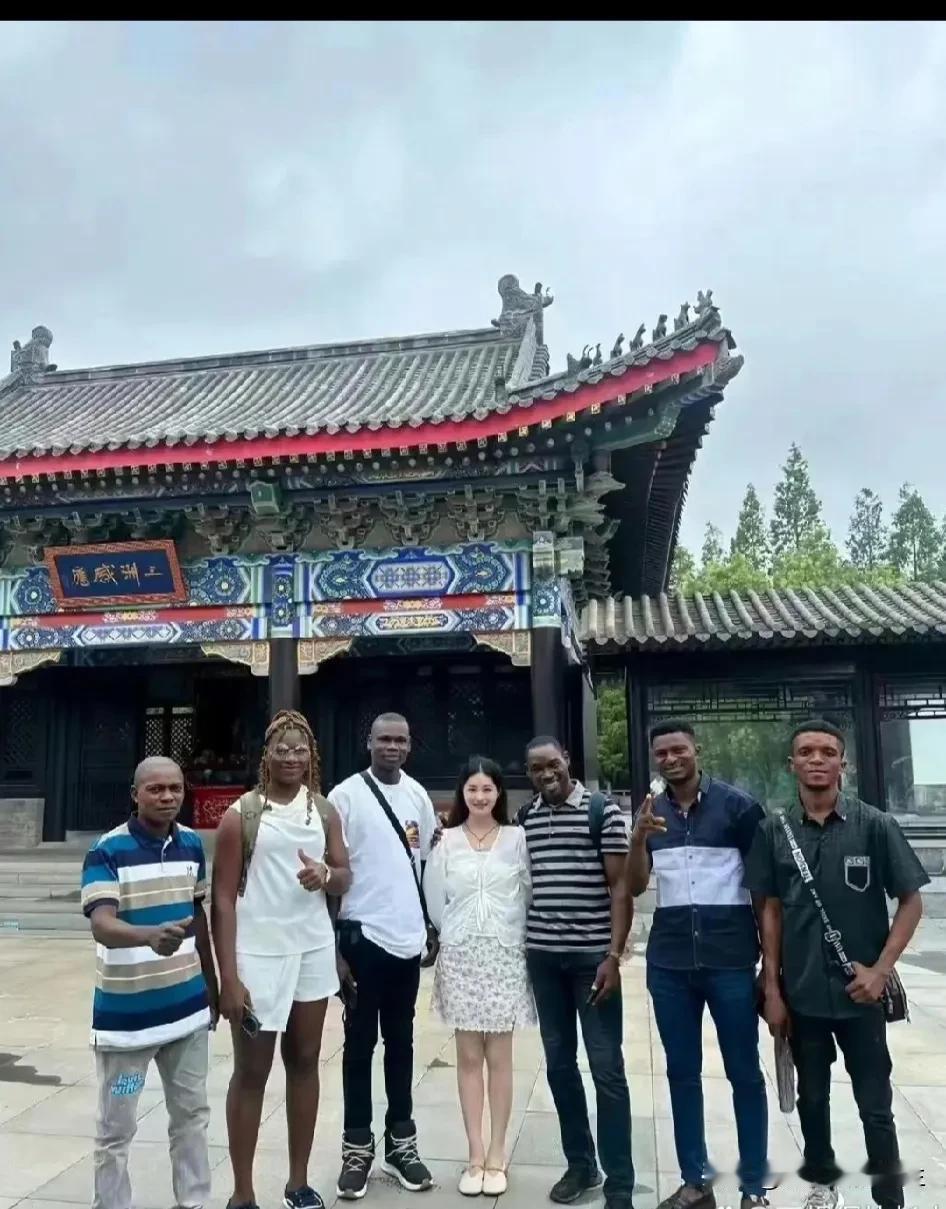 好朋友拍照会用手搭在肩膀上吗？[泪奔]