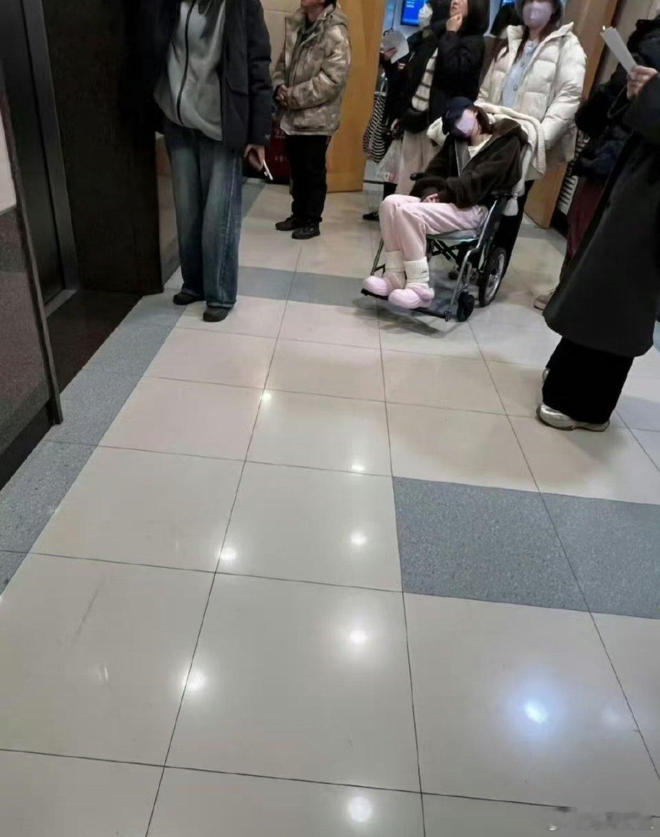 赵露思深夜被别人拍到在医院，网传说送去急救了，也有人说14号就在剧组吸氧拍戏了。