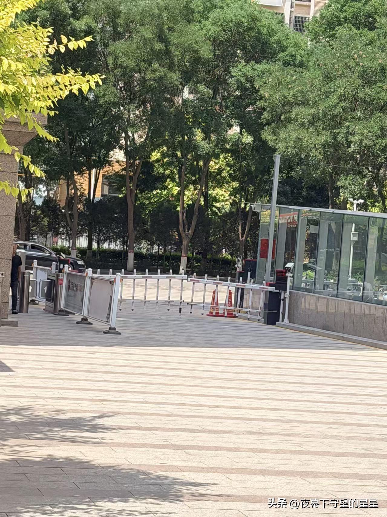 小区大门装多重栏杆，真的有必要吗

现在不少小区大门层层围挡，道闸、隔离栏摆一大