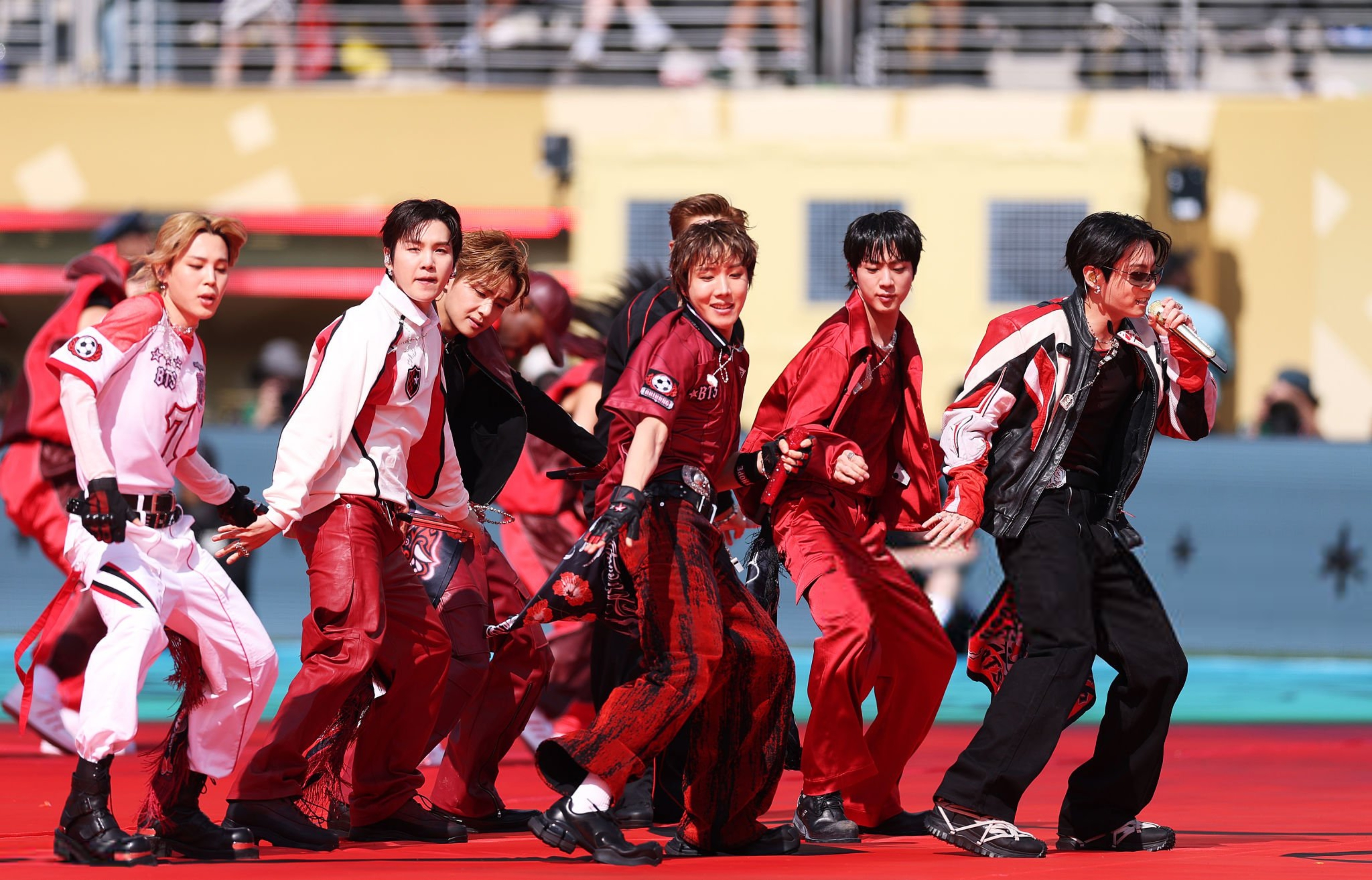BTS / 防弹少年团 世界杯中场秀现场表演写真： 
