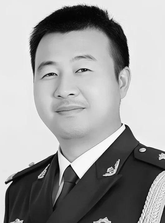用生命践行使命——追记滨州市公安局滨城分局三河湖派出所所长白伟
 
白伟1985