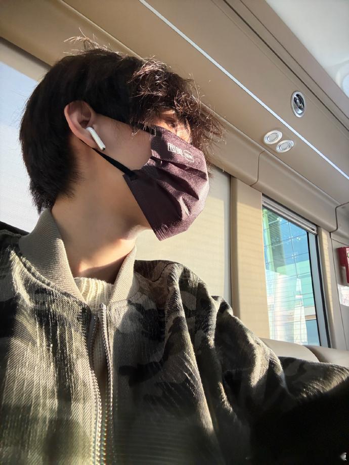 张真源开工照  张真源开工上班 救命，张真源的开工照太吸睛，两条都帅到没边，开工