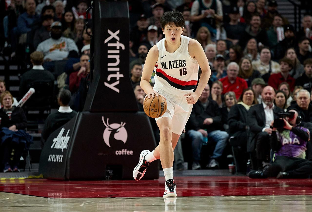 呵呵，杨瀚森终于有了稳定的上场时间。

原因只有一个，斯普利特给他设计一个底角战