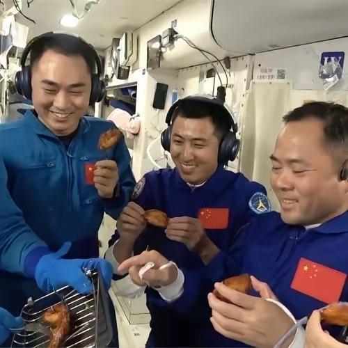 第一次见到航天员如此不顾形象的搞“吃播”，比特朗普在韩国吃的国宴强百倍！
​终于