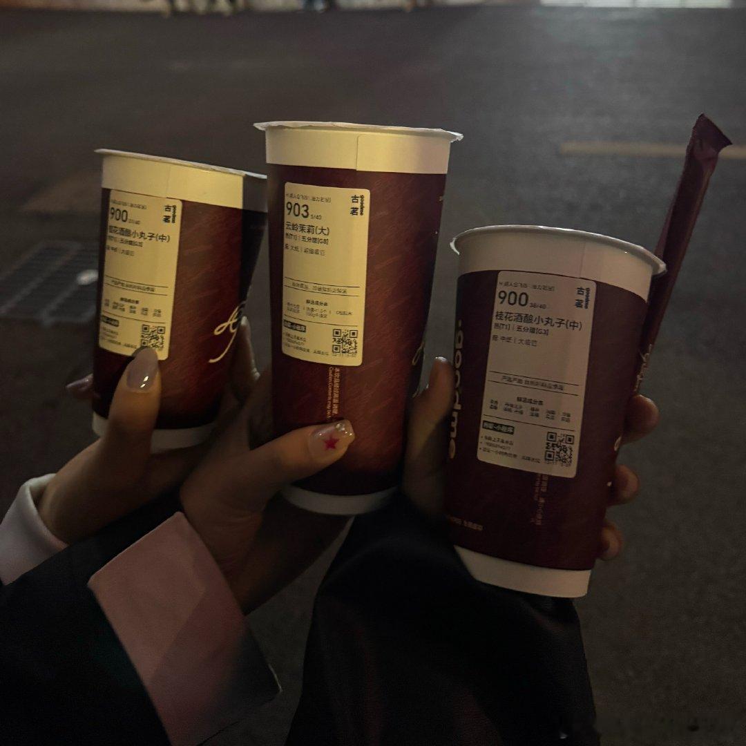 时间好快唉 又是一年714 总觉得还停留在去年暑假 有两个可爱的小女孩给我横店支