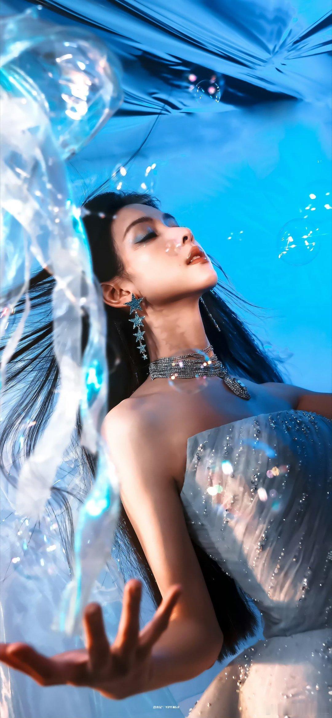 陈都灵直播造型这不是人鱼公主来了吗，谁第一眼能看到那么大的耳坠啊