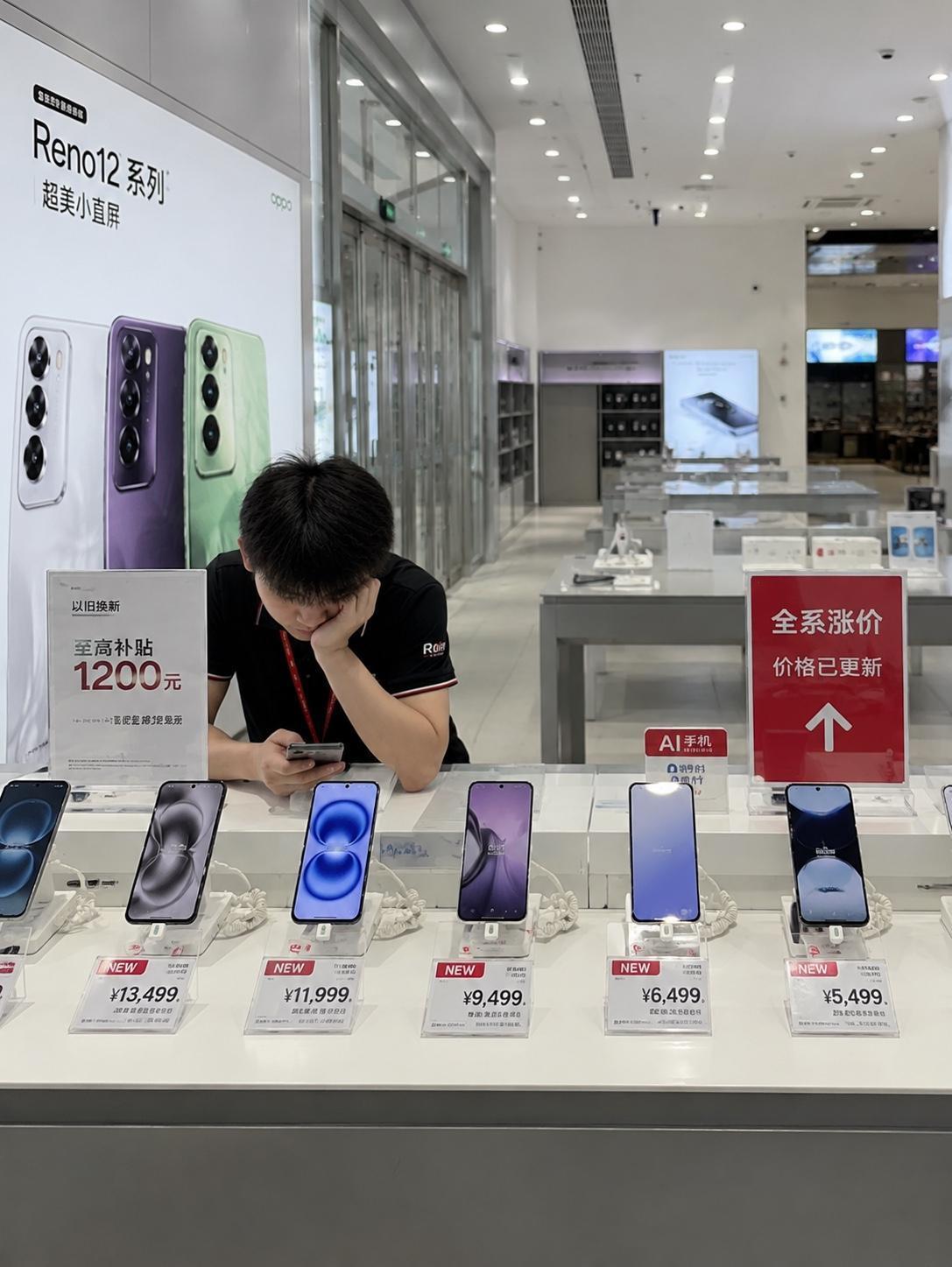 华为小米荣耀一起涨价那天，我去问了问价，店员比我还尴尬。

9月1号，三家同时涨
