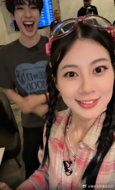 赵昭仪[超话]赵昭仪直播正在蹲！帅哥美女齐聚唠开店，随便一个镜头都养眼，入股不亏