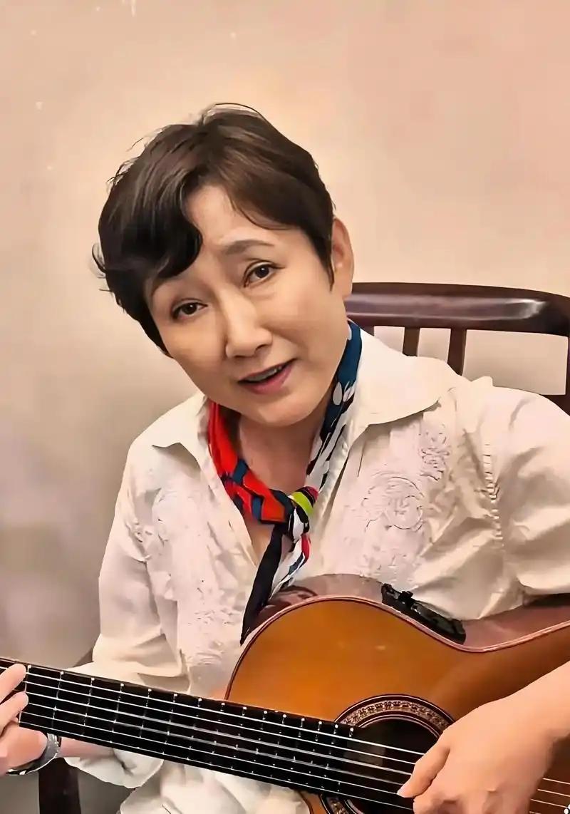 奇了怪了！舞台光彩照人，素颜判若两人，65 岁成方圆两段婚姻后单身无子，本该少琐