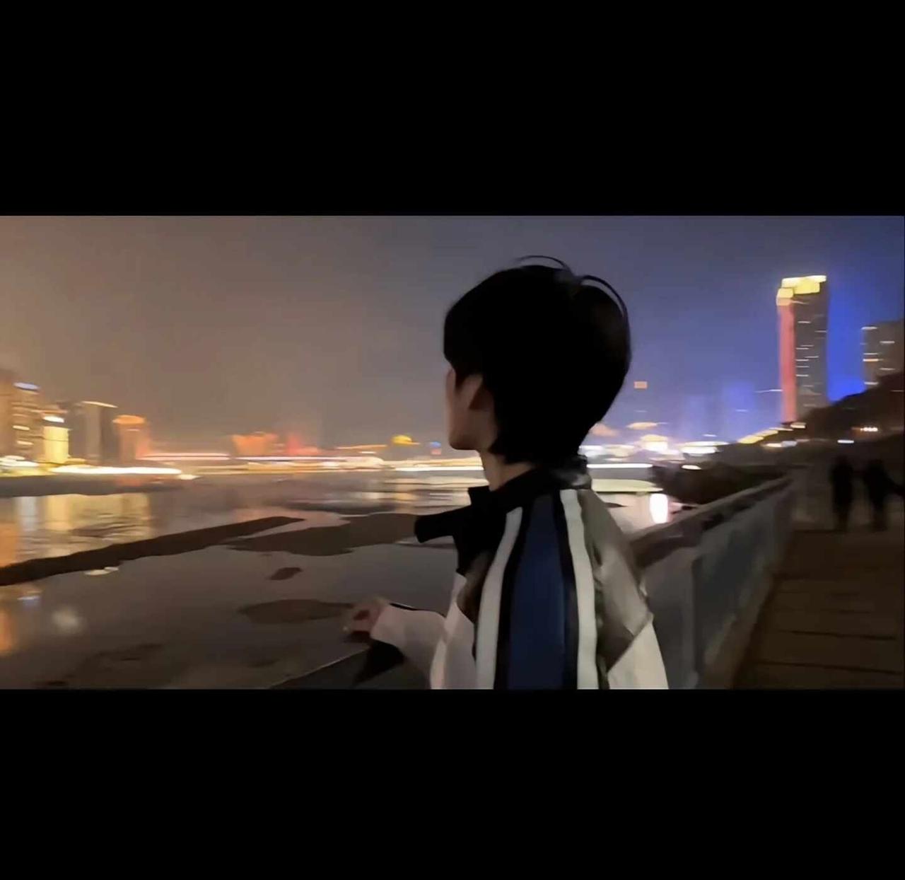 “我可以跟在你身后 像影子追着光梦游”山城的夏天永远有少年 张真源时代少年团张真