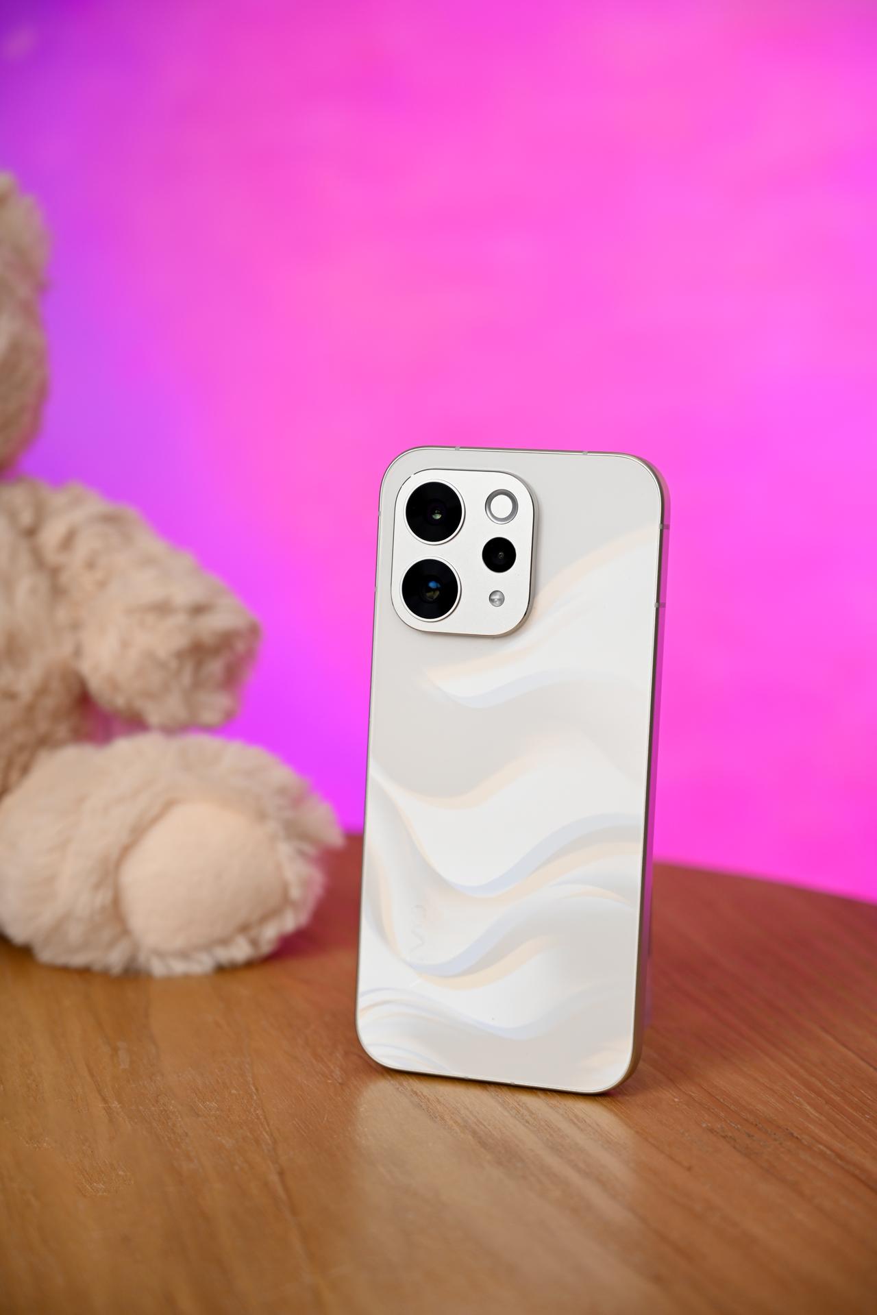 vivo S50【告白色】上手，精致是S系列外观一直以来的特点，每款都有新的设计