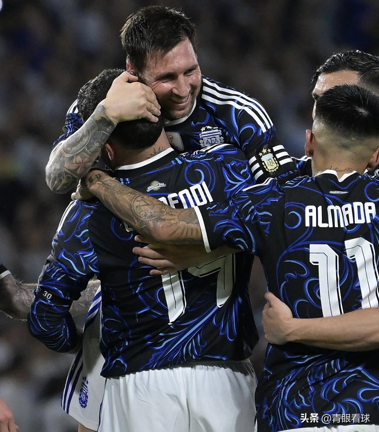 在追赶C罗的关键时刻，梅西主动把点球让给奥塔门迪，心胸太宽广了。
C罗的总进球数