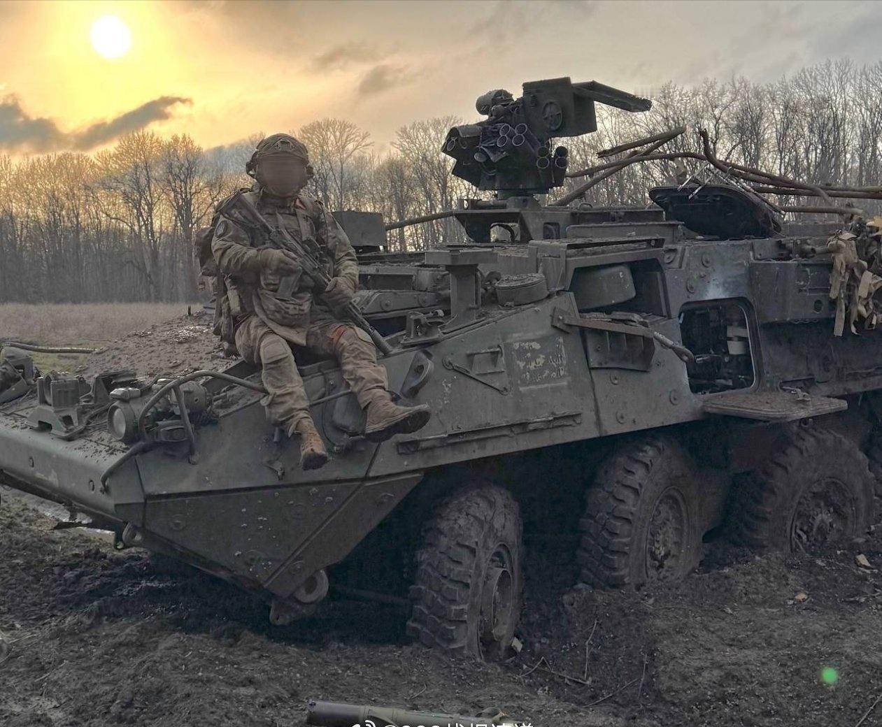 扎波罗热州前线，俄军“维京”特种部队的一名士兵坐在被摧毁的乌军美制M1126“史