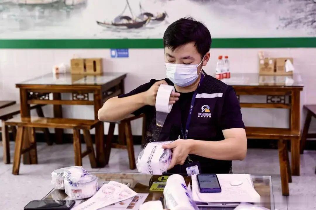 广东一知名糖水铺被立案调查，油污大量堆积、湿米粉违规存放……后厨乱象丛生近日广东