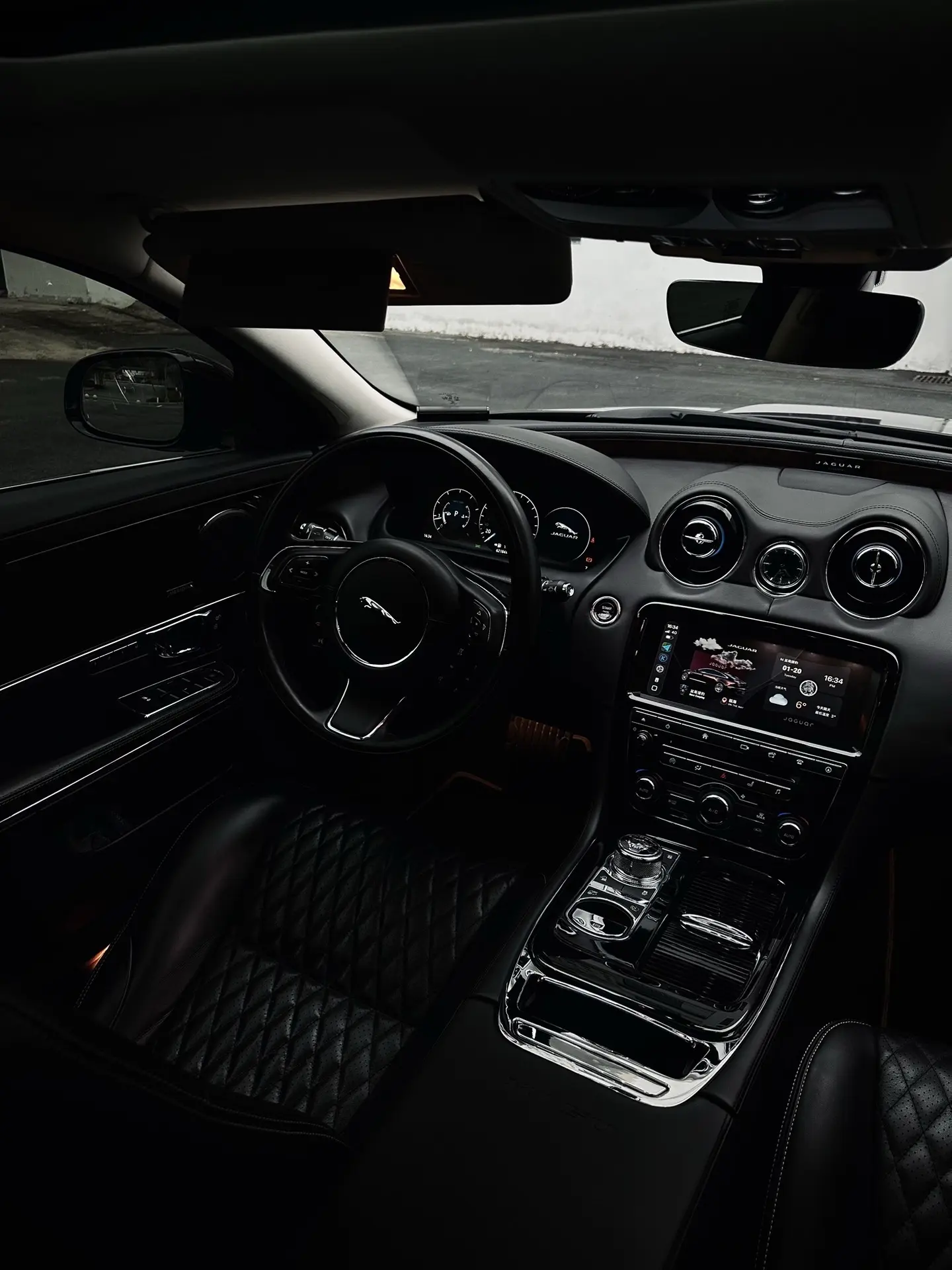 捷豹XJ50黑色内饰 + 自制中控布局，每帧都是专属仪式感与氛围感。