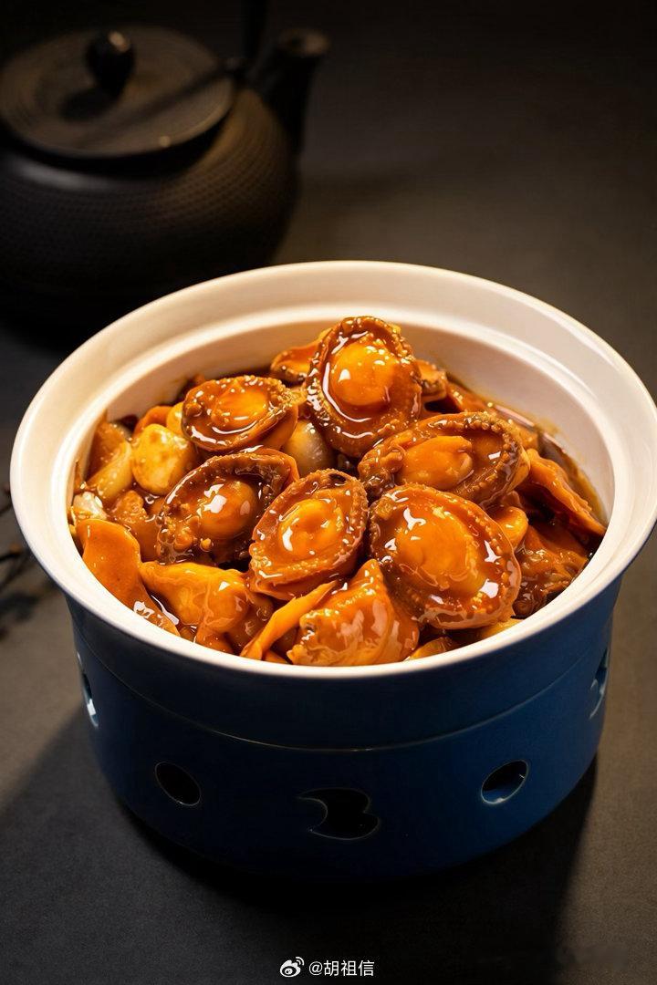 顺德[超话]粤菜 “老菜脯鲍鱼焖鸡”是一道极具潮汕与广府融合风味的硬菜。老菜脯（