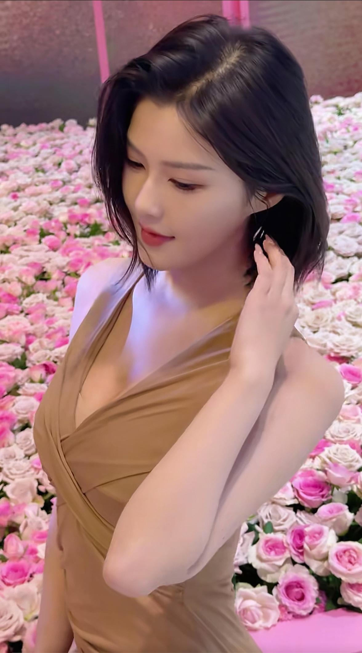 花间人影动，轻语入梦来。
