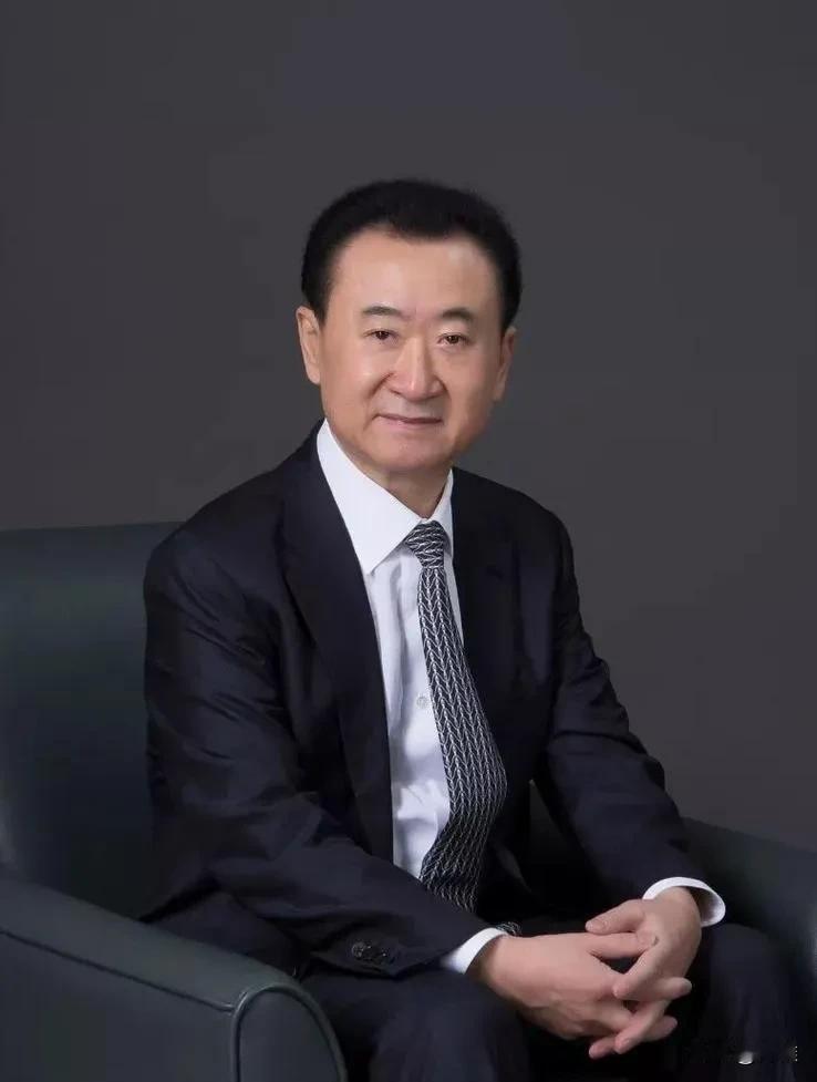 万达十年沉浮录：王健林从“首富”到“首负”的生死突围
深夜里，71岁的王健林对着