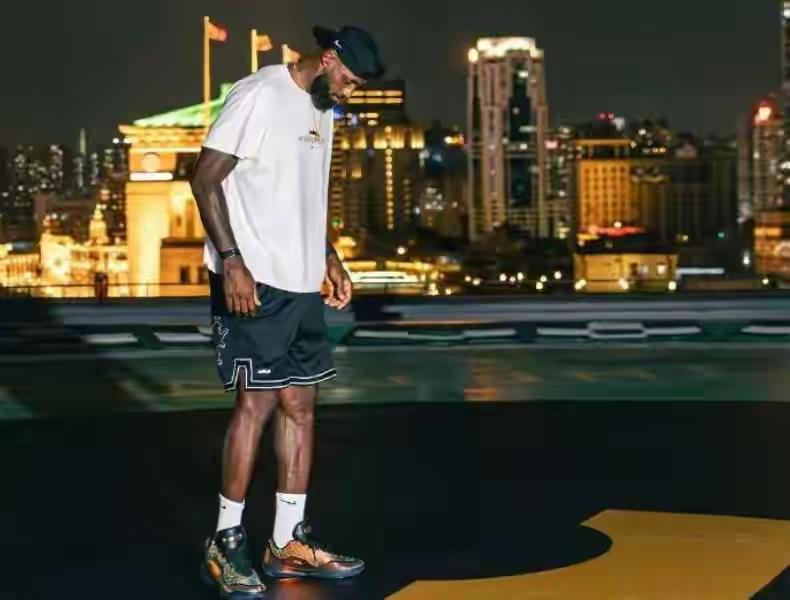 解析NBA热点新闻事件！
第一件、詹姆斯中国行上海站，詹姆斯保安辱骂詹姆斯球迷事