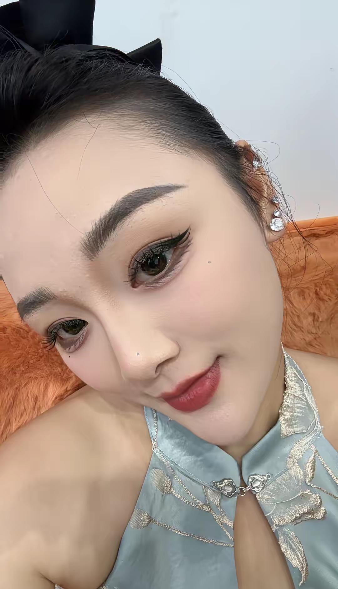 遇到一个不跟你提钱的女人，你就要考虑一下你是否爱得起她。之所以她不跟你提钱，是因