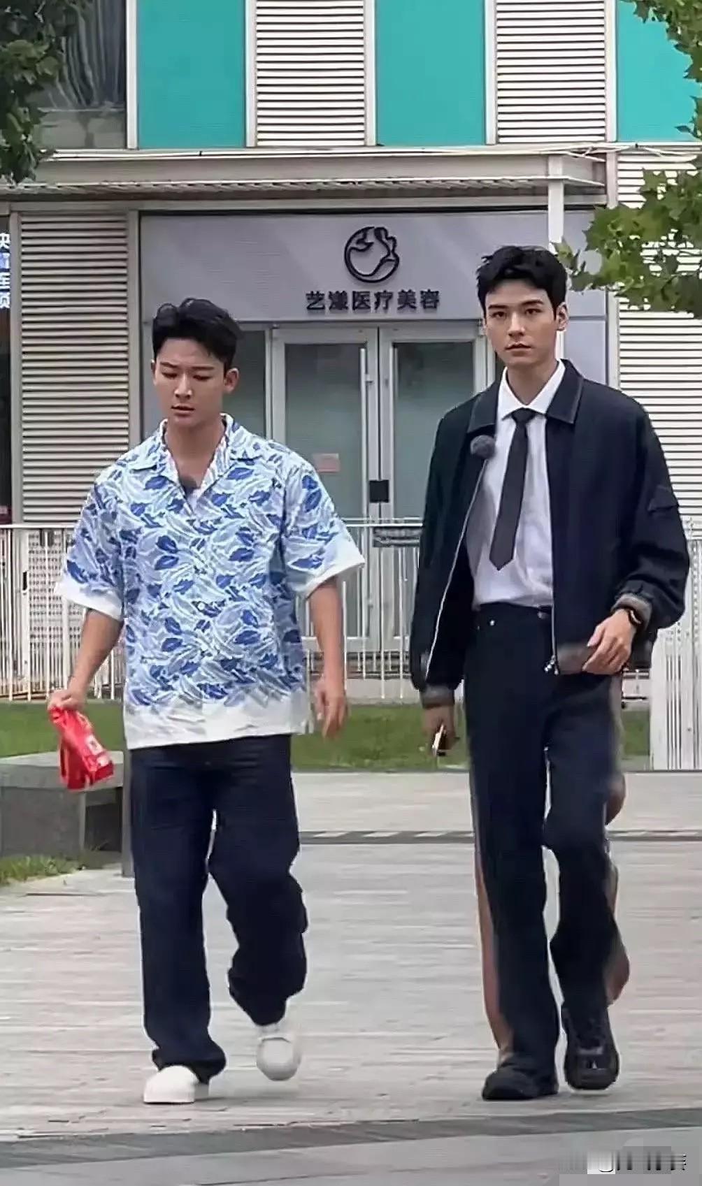 张晚意龚俊录制《花儿与少年》同框路透，感觉被完虐啊，龚俊身材保持得蛮好的。张晚意
