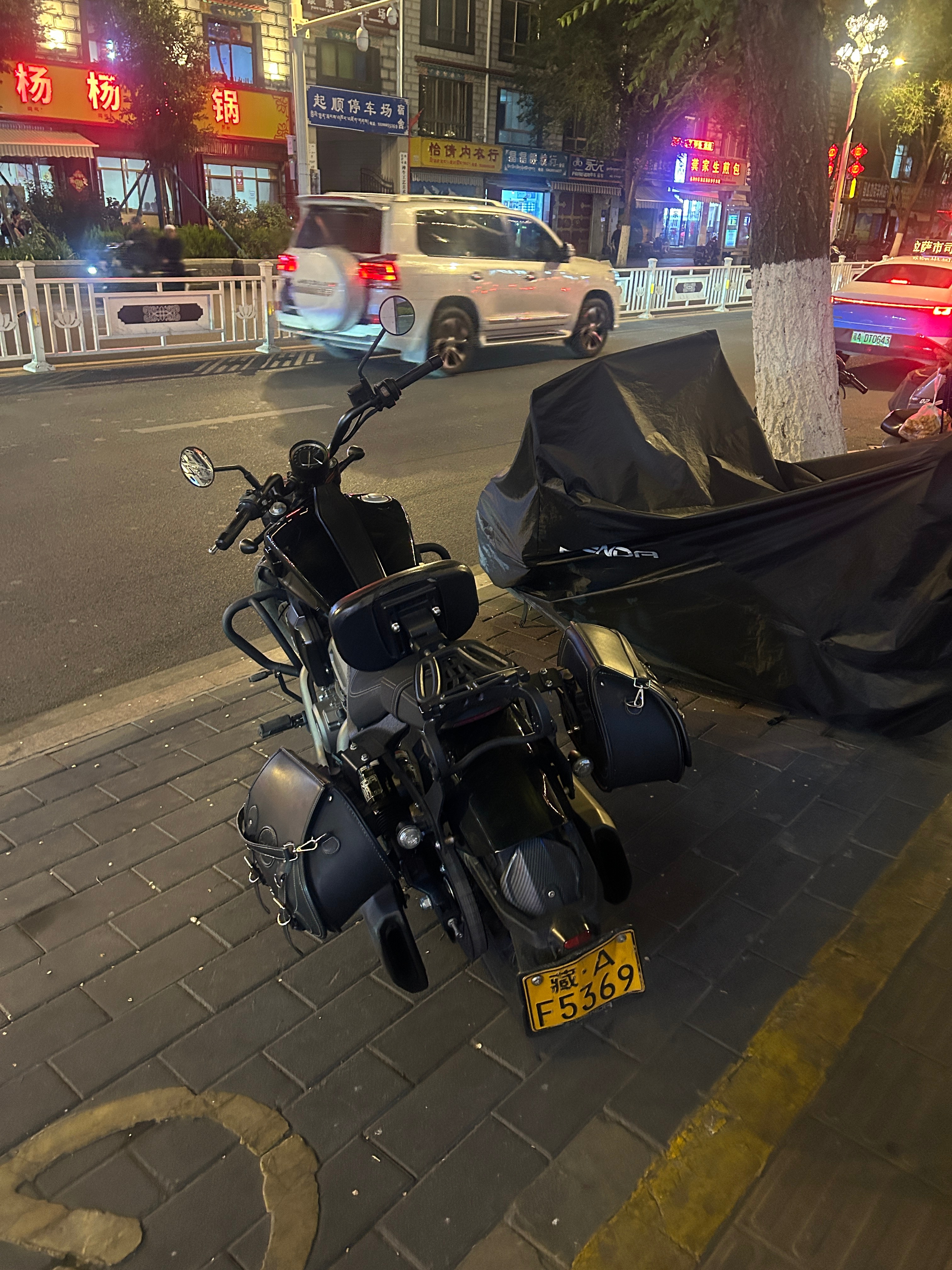 每次看到这车心里都感慨万分，原来我也有一辆带气动升降的500排量！贼好骑，声音贼