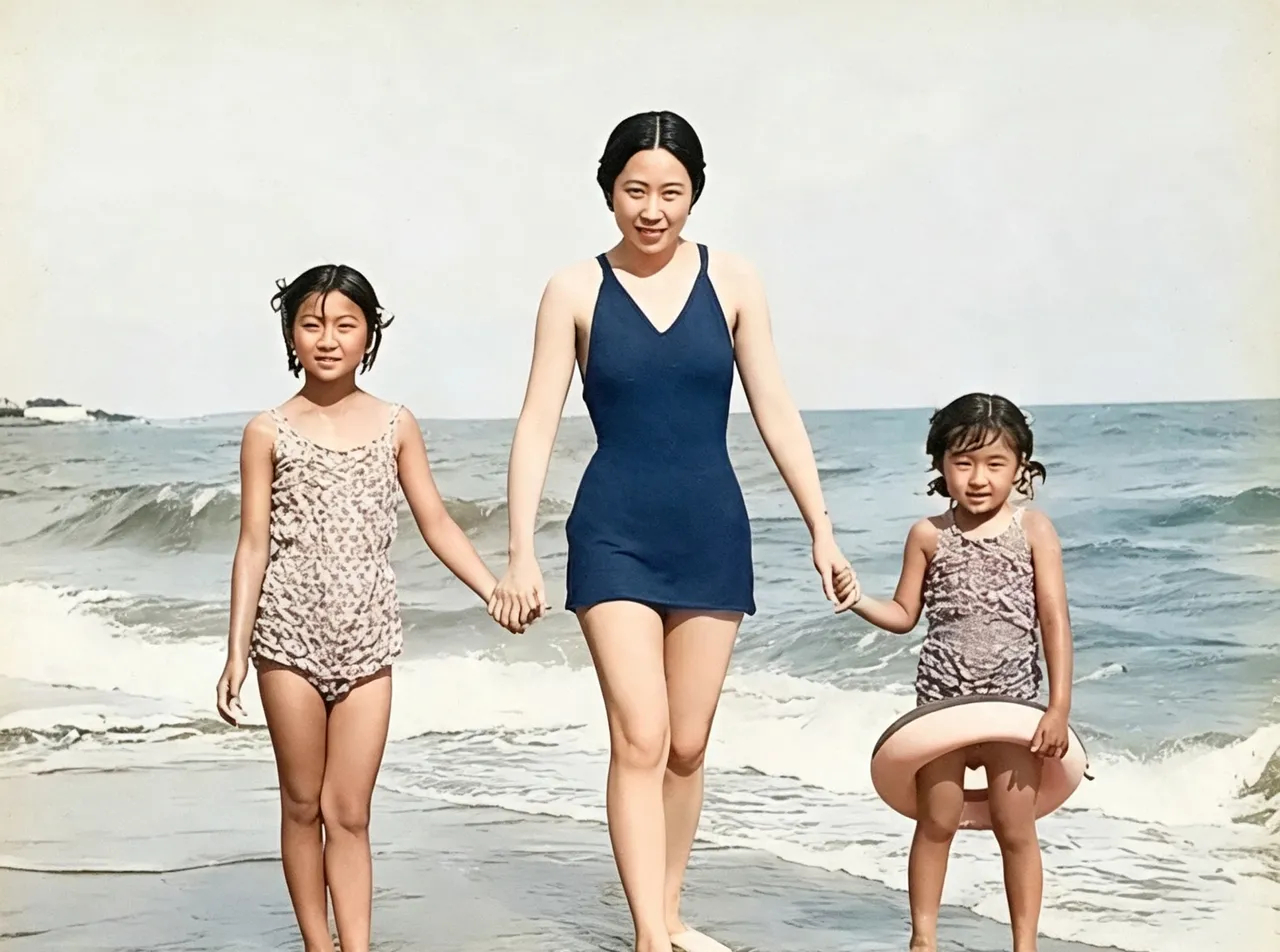 1960年夏季，北戴河海滨浴场。39岁的王光美牵着长女刘平平、次女刘亭亭，三人踏
