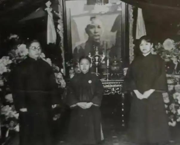 1915年，孙中山与宋庆龄正式成婚，孙家晚辈孙科年龄比继母宋庆龄还要大两岁，日常