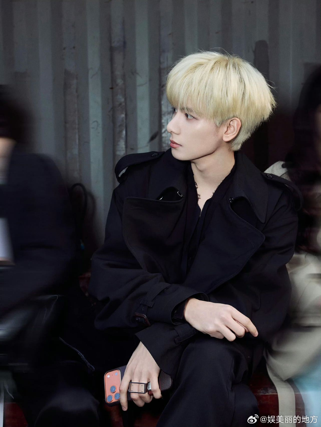 胡先煦金发刚用刷子刷的胡先煦刷子是头发做的 合理又好笑！不管是刷的还是做的，帅就