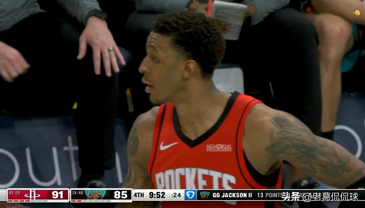 火箭大将小史密斯真是太能抢篮板了！在今天火箭客场以119：109战胜灰熊的比赛中