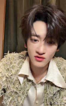 邓佳鑫直播 邓佳鑫的直播真的超有意思，整个人轻松又可爱，和大家聊天特别有梗，看完