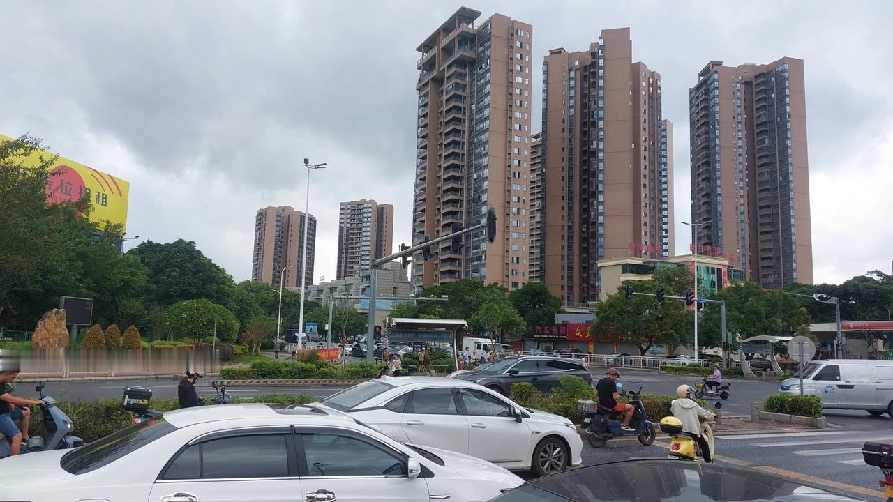 公交车从清新区过了桥进入清城区，映入眼帘的是高层住宅小区，一路前进来三甲医院中医