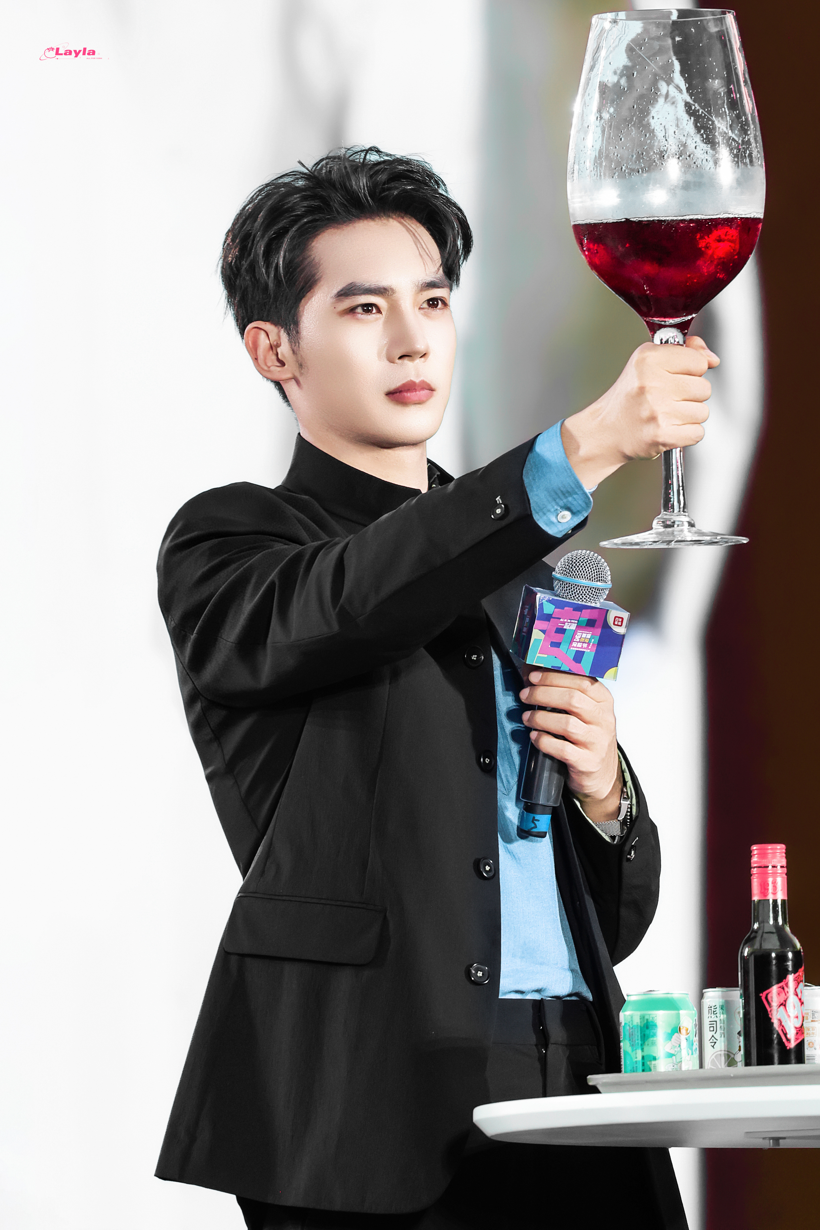 怎么看都好萌于适举酒杯就像举奖杯
