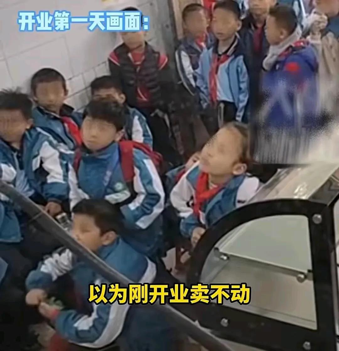 小学生组团看电视的鞋店变小吃店，首日营业额破700元，次日更达到800元

近日
