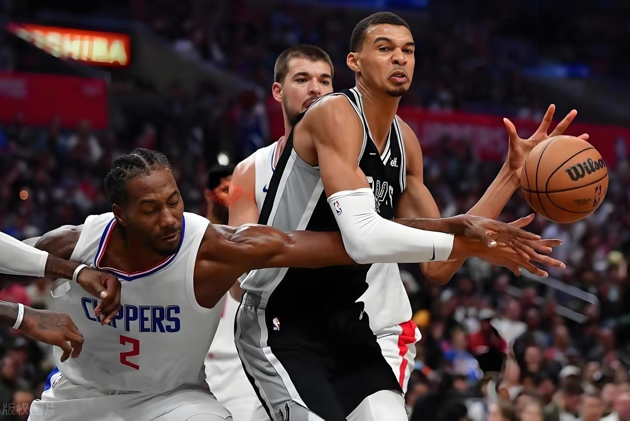 缺小卡=快船原形毕露！马刺单节37-15逆转，文班创历史，加兰8失误辣眼！
 